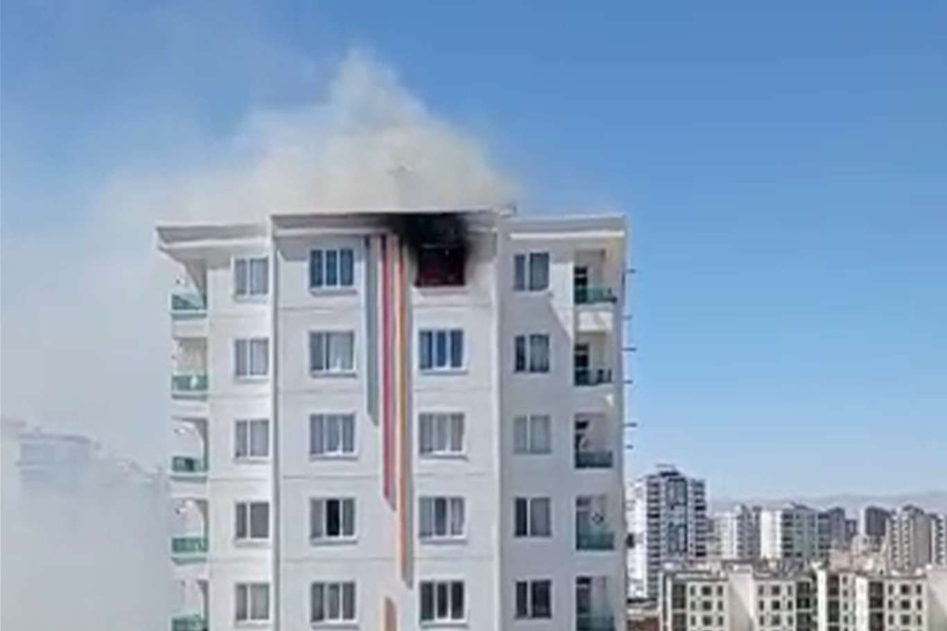 Diyarbakır'da 13 katlı binada yangın